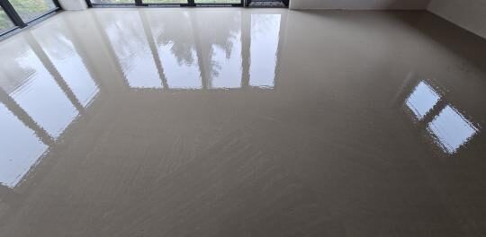 Anhydrit v roli kvalitního podlahového materiálu