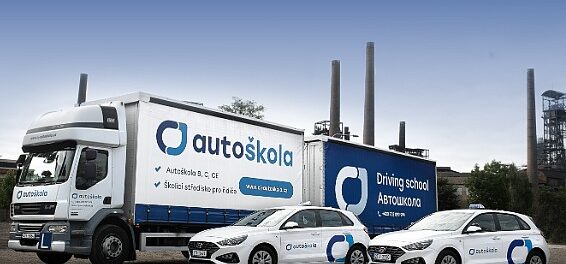 Vyrazte do autoškoly, ať můžete do své garáže zaparkovat vysněný vůz